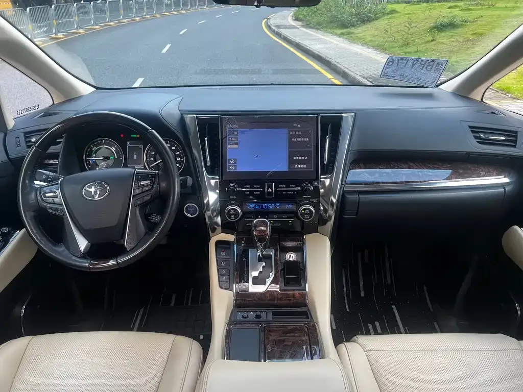 Toyota Alphard — фото 7