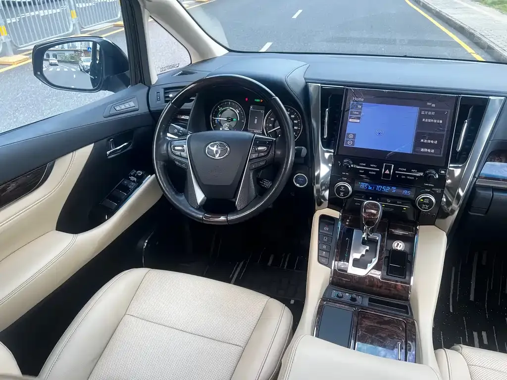 Toyota Alphard — фото 9