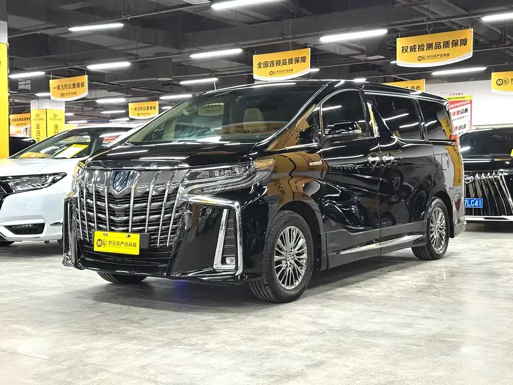 Toyota Alphard — фото 1