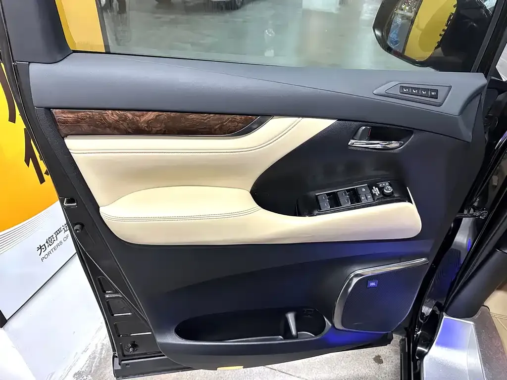 Toyota Alphard — фото 10