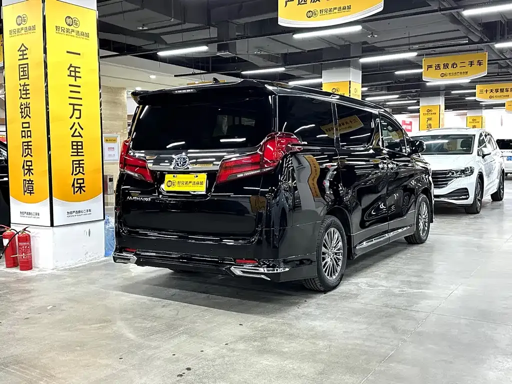 Toyota Alphard — фото 2