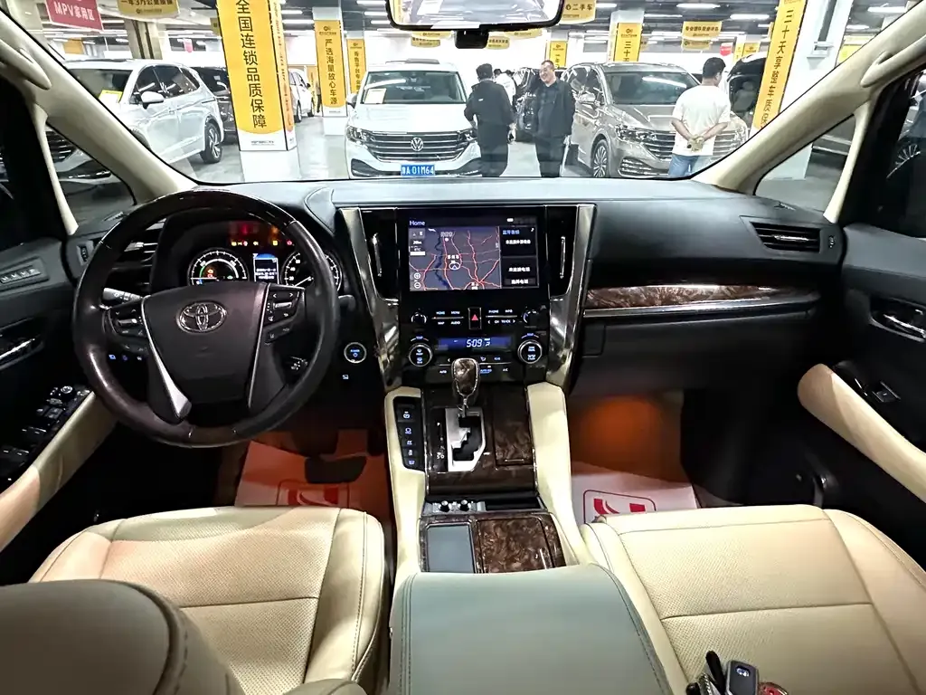 Toyota Alphard — фото 5