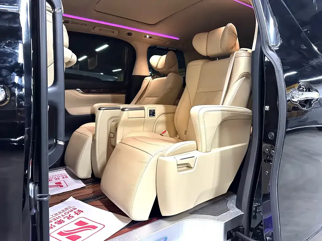 Toyota Alphard — фото 9