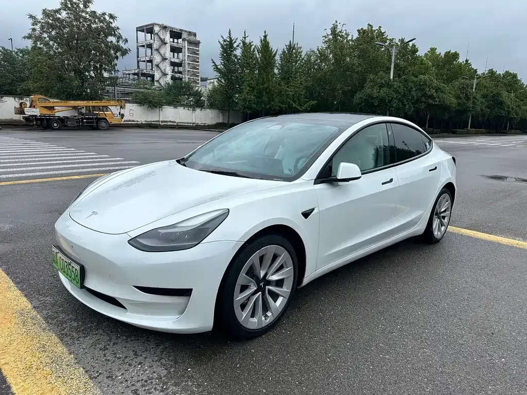 Tesla Model 3 — фото 1