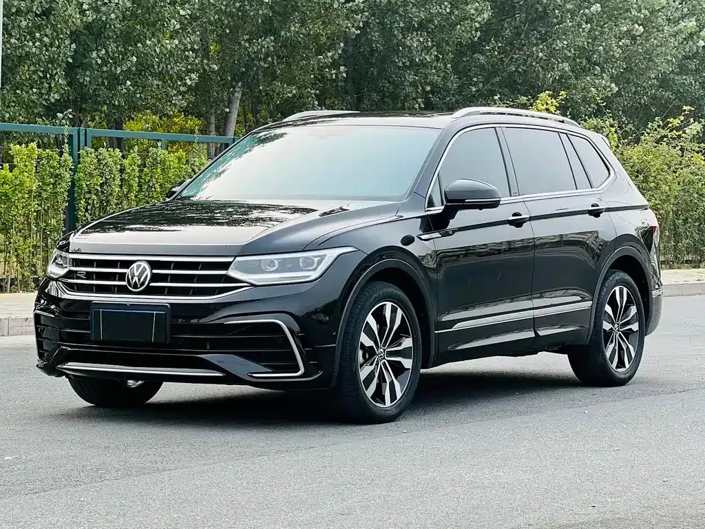Volkswagen Tiguan L — фото 1