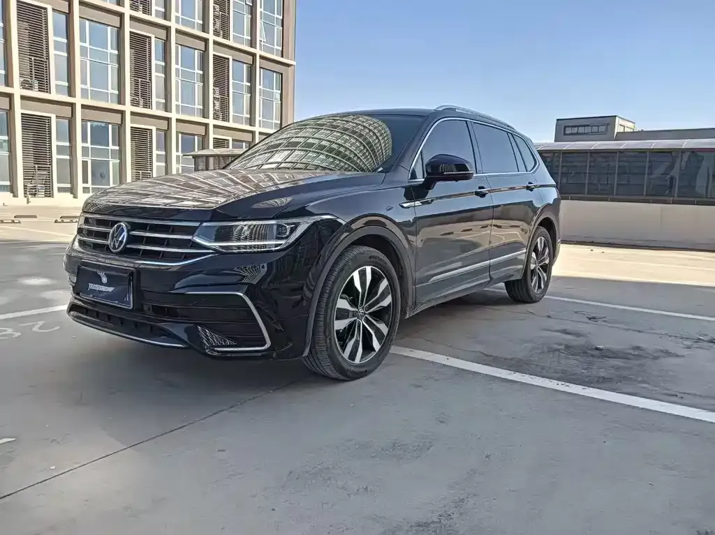Volkswagen Tiguan L — фото 1