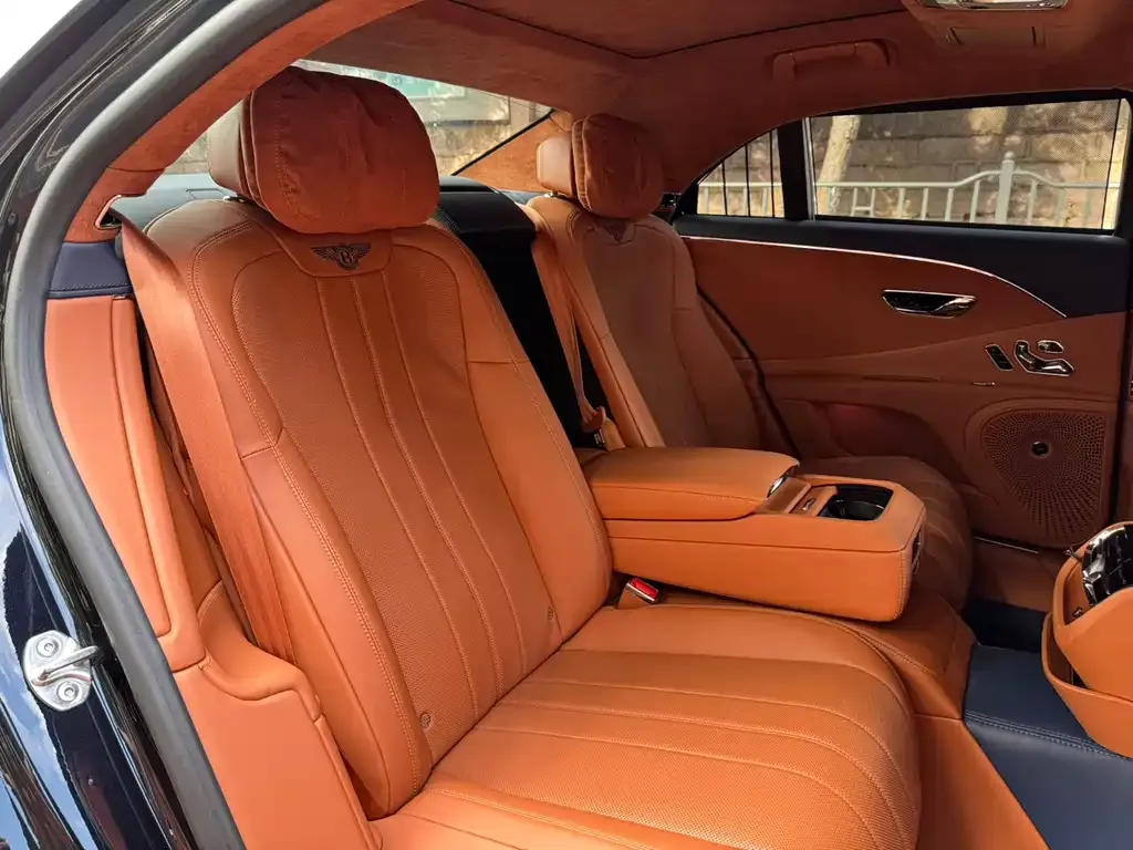 Bentley Flying Spur — фото 10