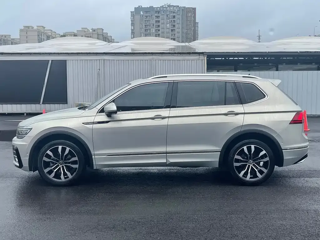 Volkswagen Tiguan L — фото 2