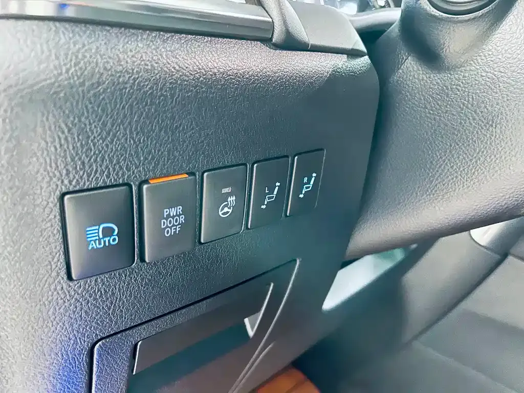 Toyota Vellfire — фото 10