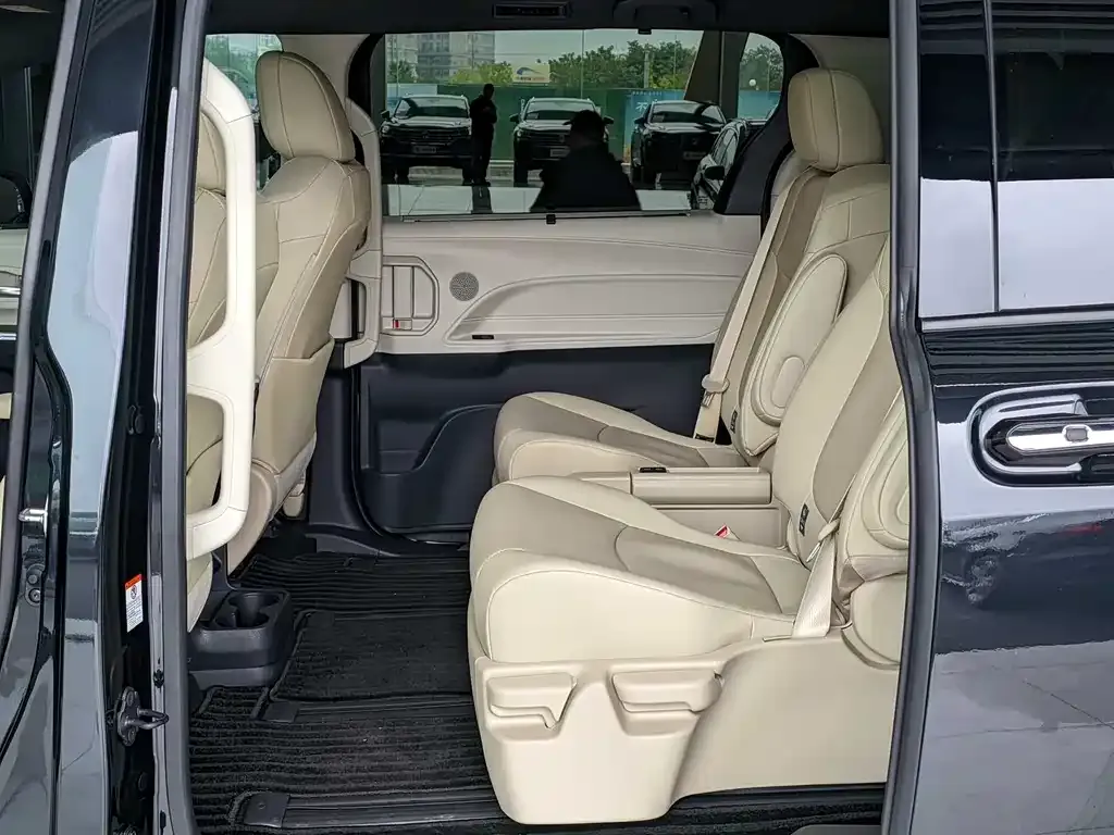 Toyota Granvia — фото 10