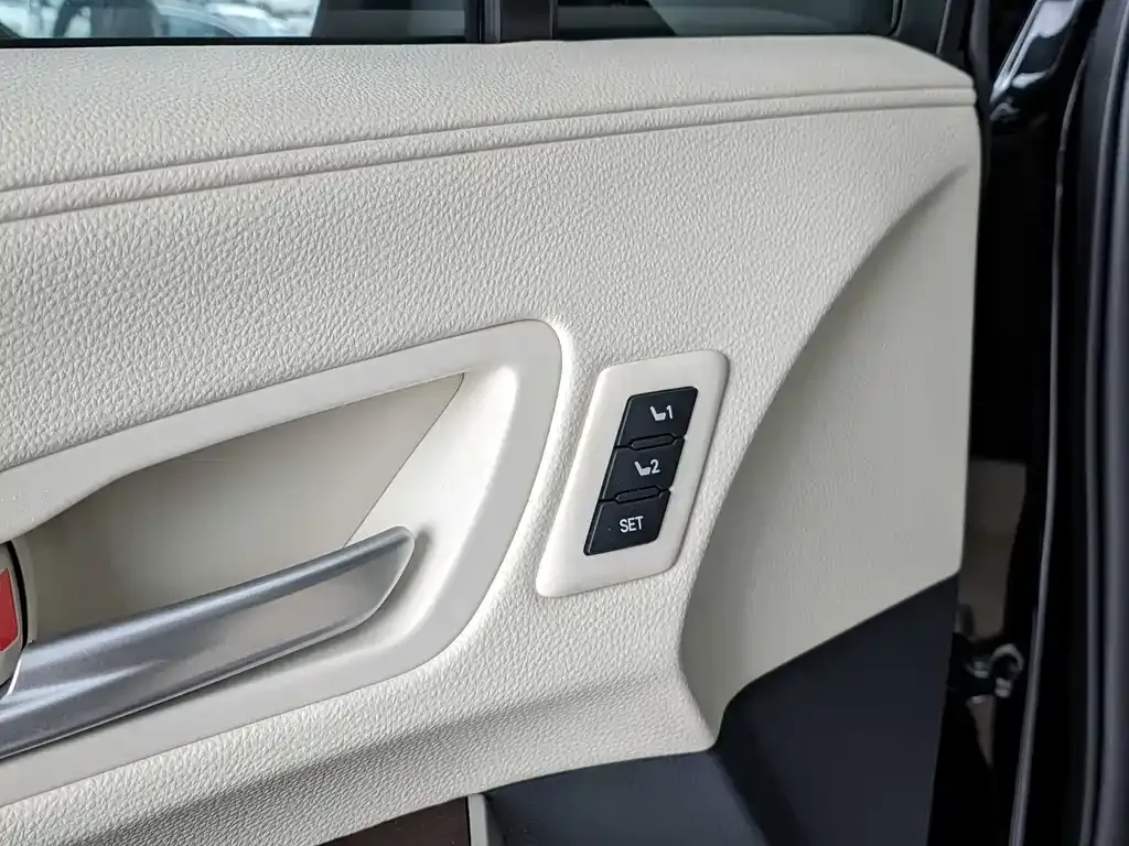 Toyota Granvia — фото 7