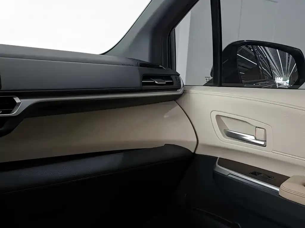 Toyota Granvia — фото 8