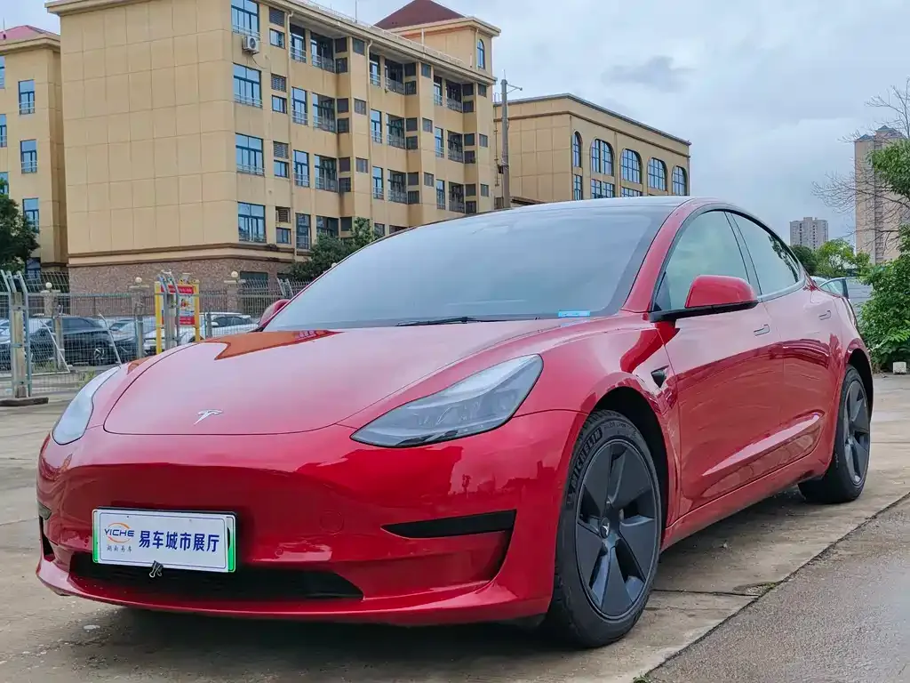 Tesla Model 3 — фото 1
