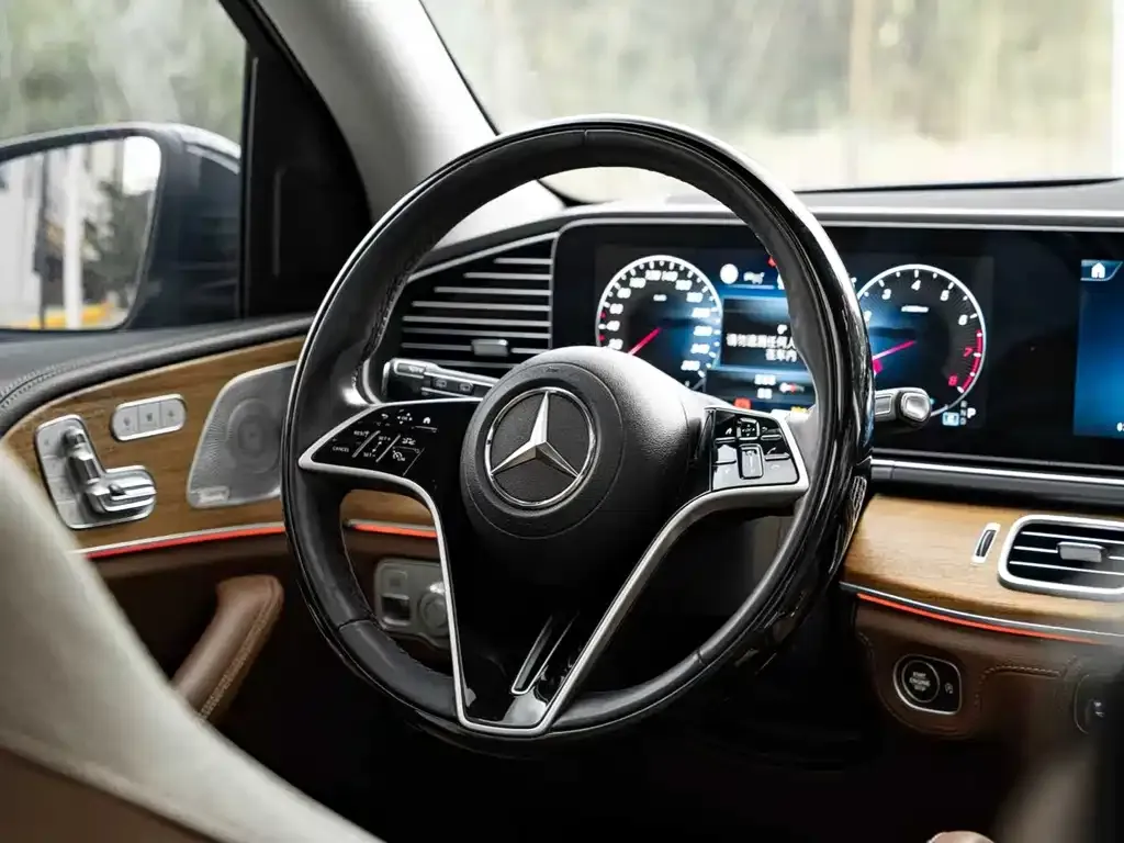 Mercedes-Benz GLS — фото 6