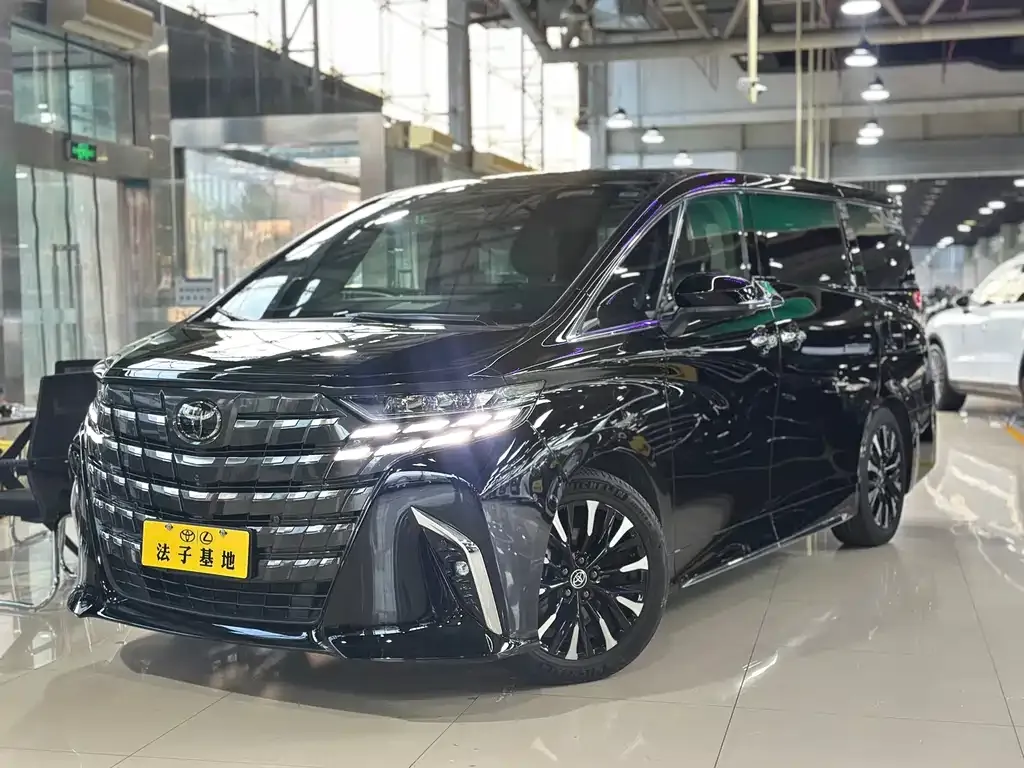 Toyota Alphard — фото 1