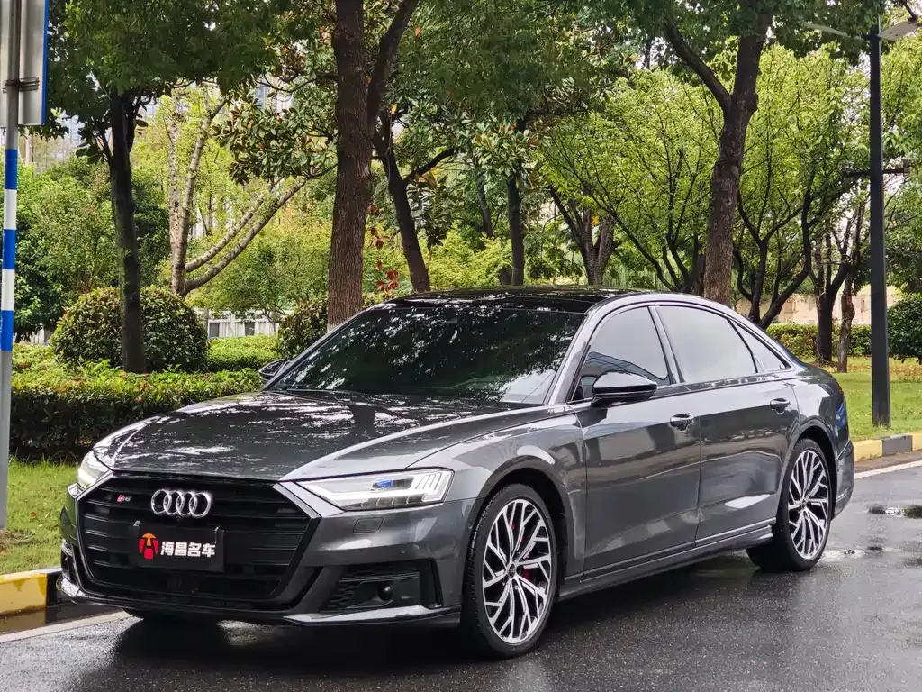 Audi S8 — фото 1