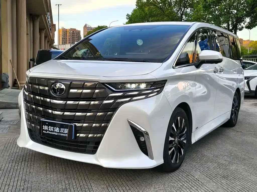 Toyota Alphard — фото 1