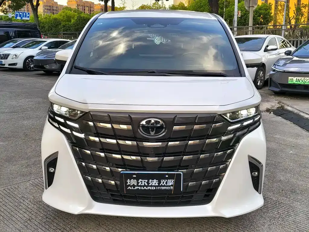 Toyota Alphard — фото 2