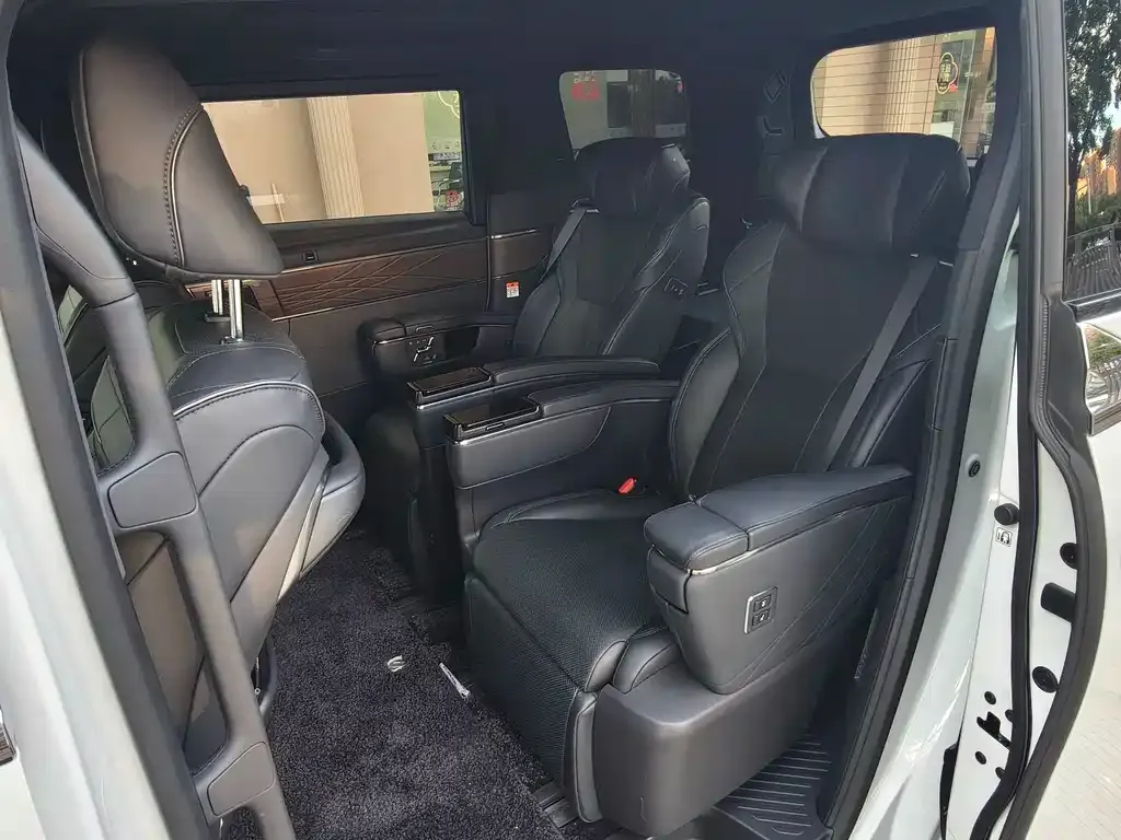 Toyota Alphard — фото 6