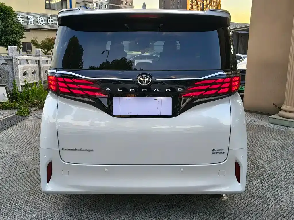 Toyota Alphard — фото 7