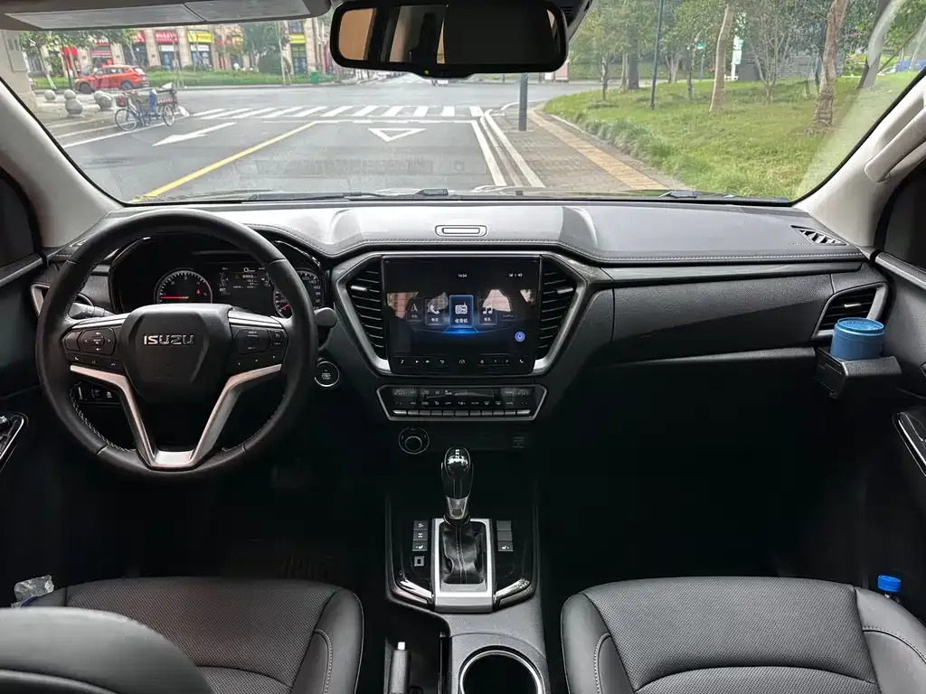 Isuzu D-MAX — фото 8