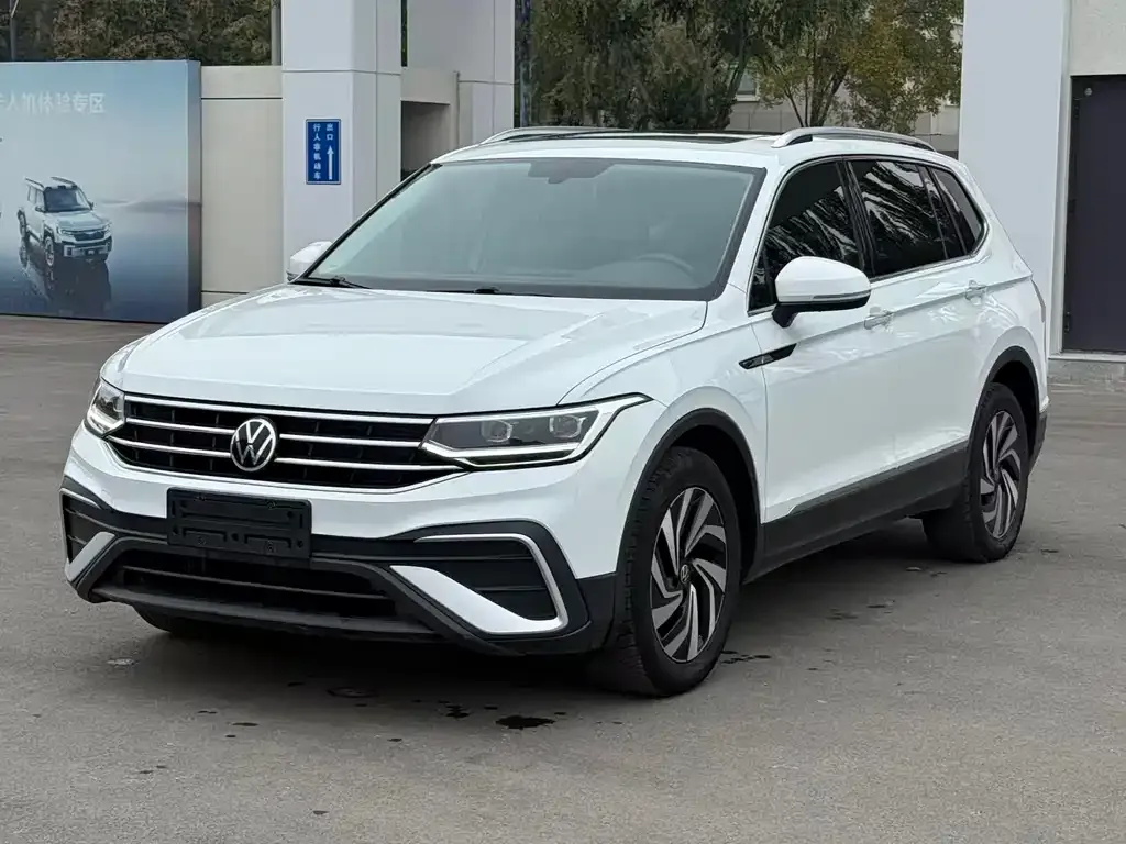 Volkswagen Tiguan L — фото 1