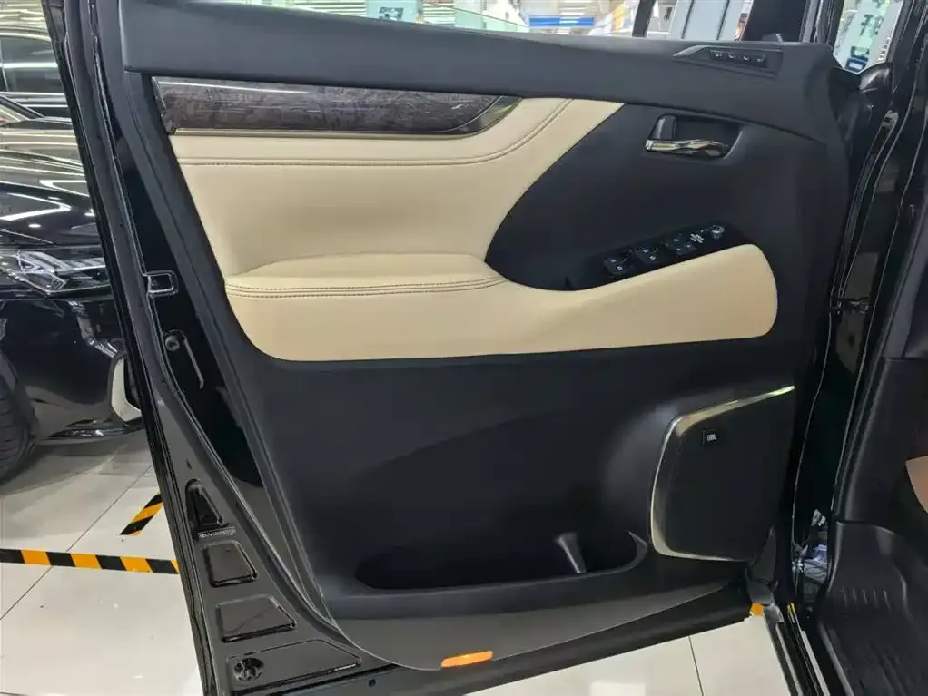 Toyota Vellfire — фото 10