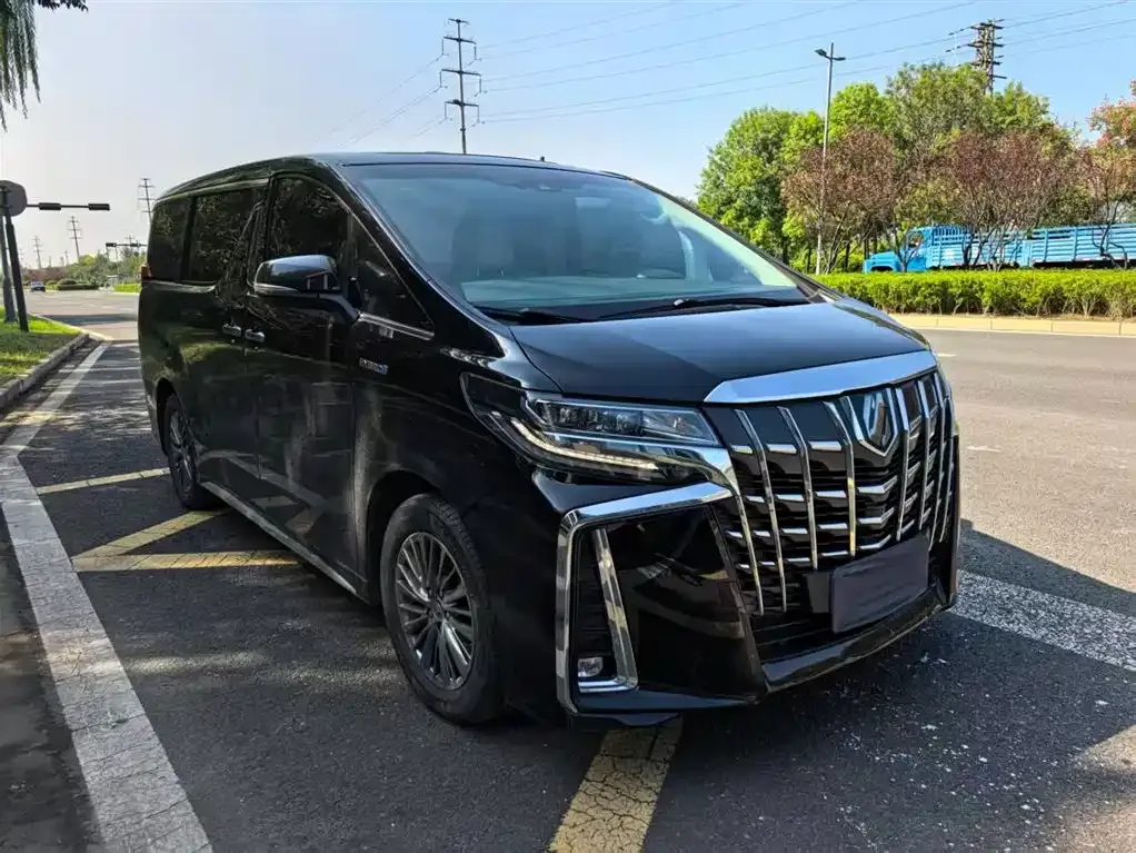 Toyota Alphard — фото 1