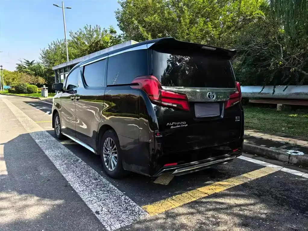 Toyota Alphard — фото 4