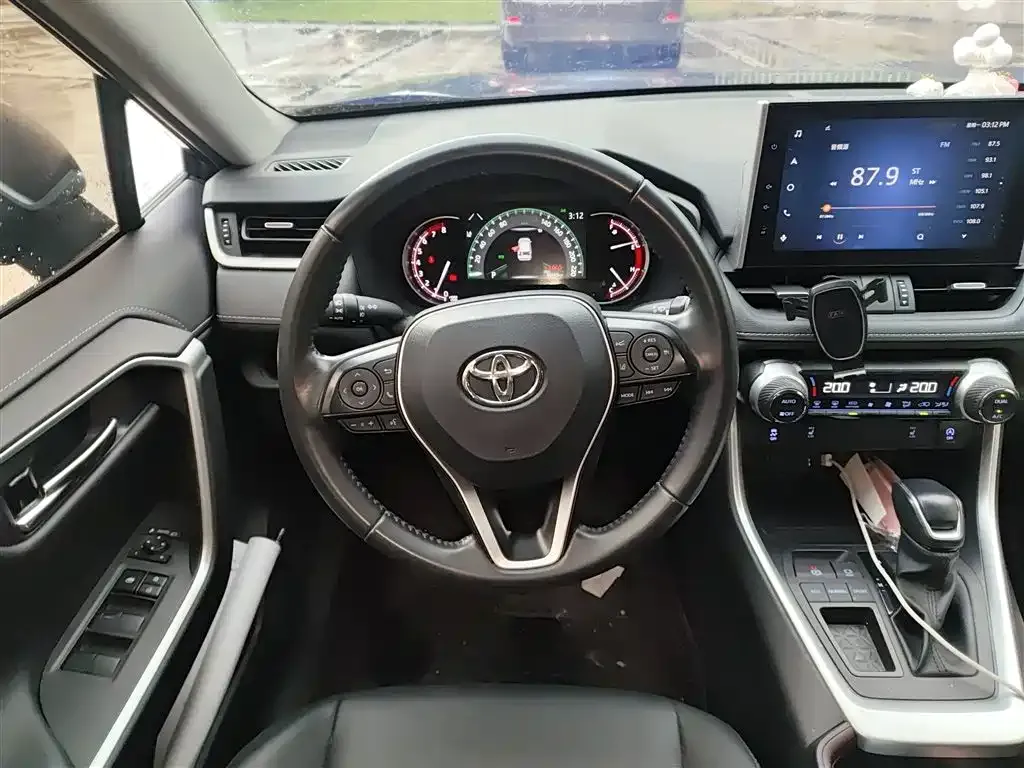 Toyota RAV4 — фото 3
