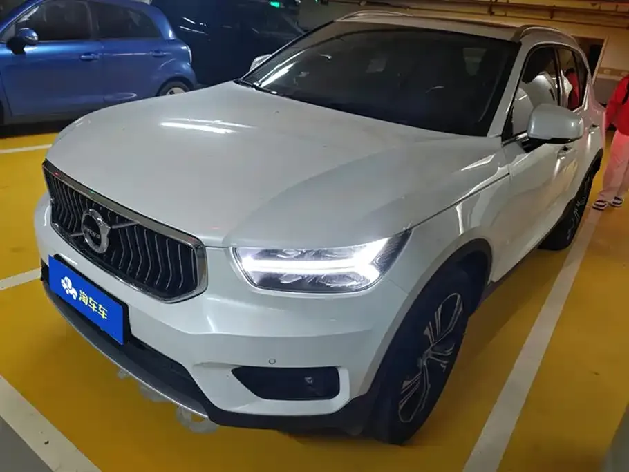 Volvo XC40 — фото 1
