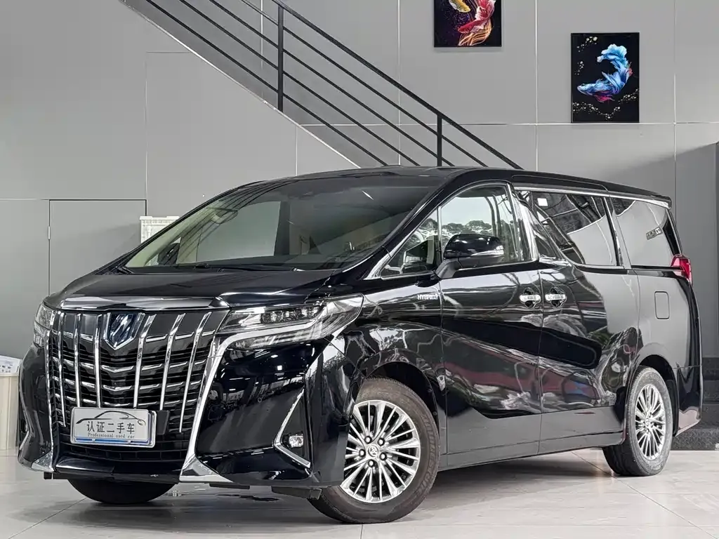 Toyota Alphard — фото 1