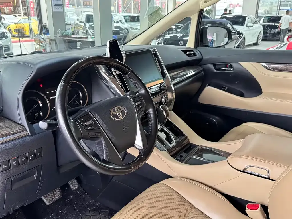 Toyota Alphard — фото 4
