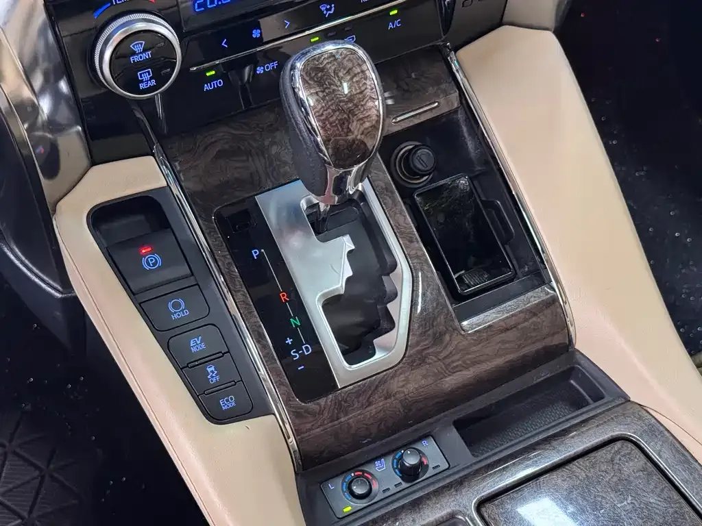 Toyota Alphard — фото 7
