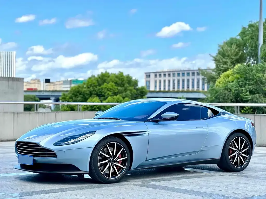 Aston Martin DB11 — фото 1