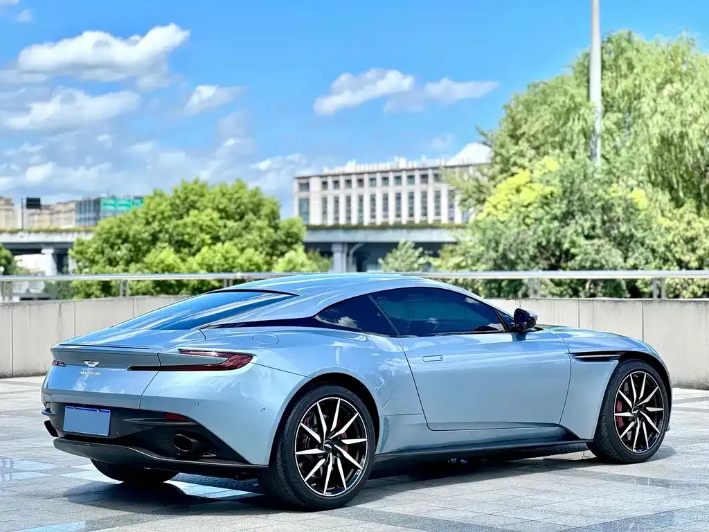Aston Martin DB11 — фото 4