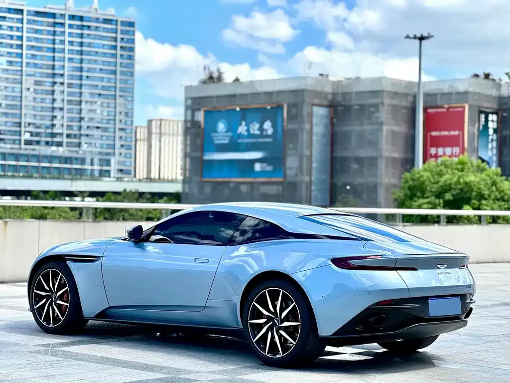 Aston Martin DB11 — фото 5