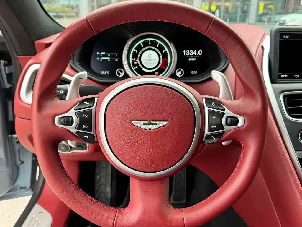 Aston Martin DB11 — фото 9