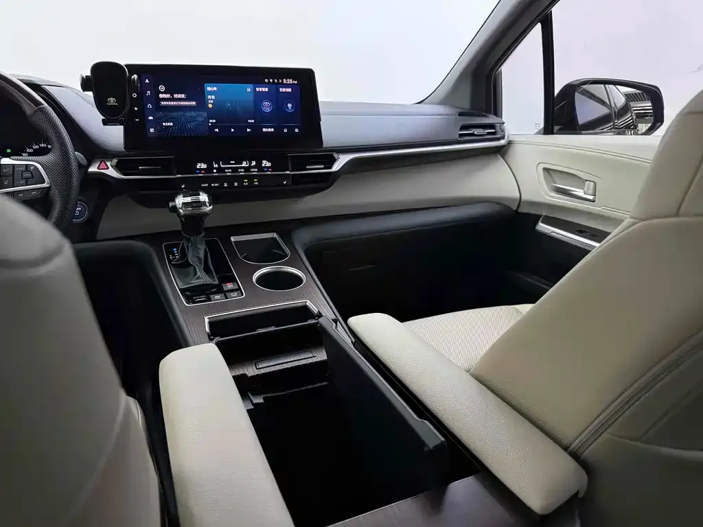 Toyota Granvia — фото 10