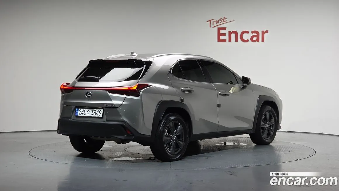 Lexus UX — фото 2