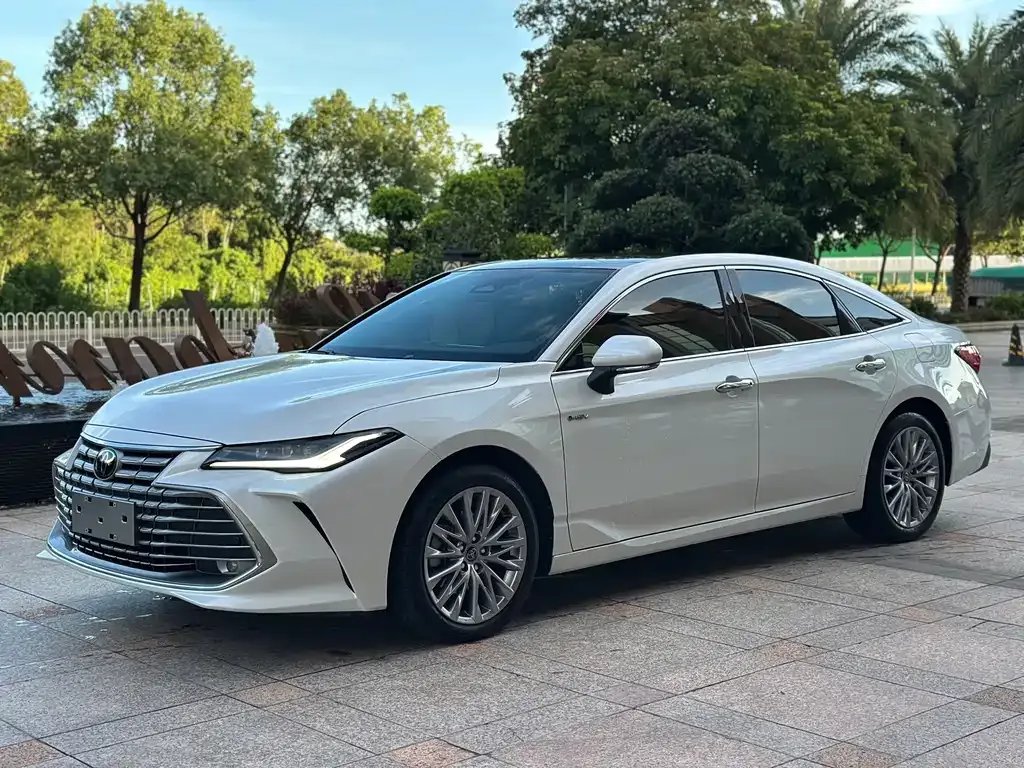 Toyota Avalon — фото 1