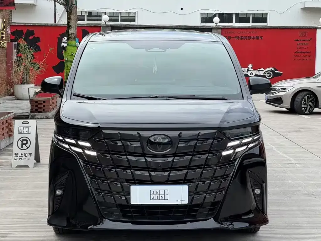 Toyota Alphard — фото 1