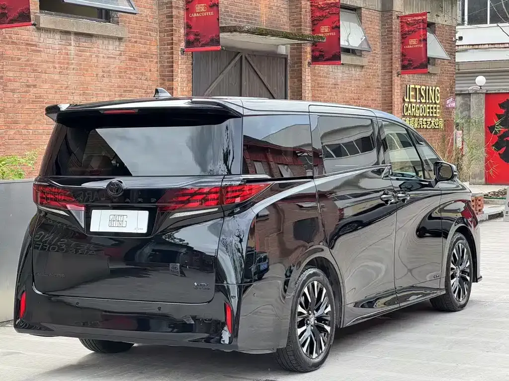 Toyota Alphard — фото 4