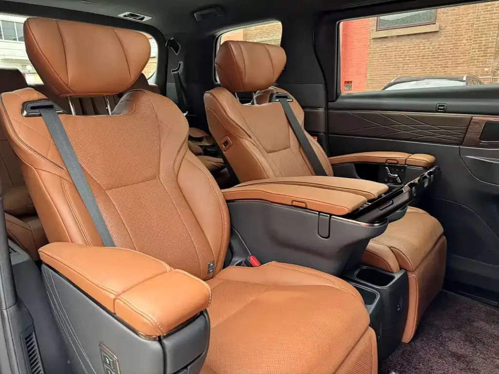Toyota Alphard — фото 9