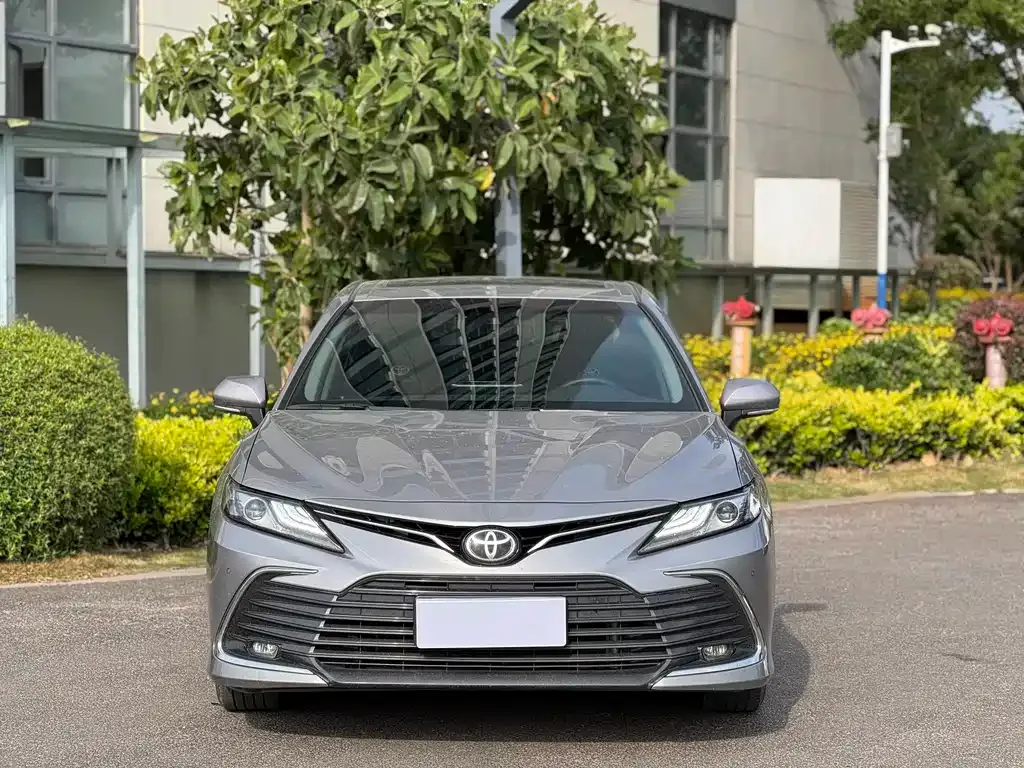 Toyota Camry — фото 2