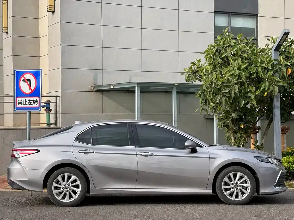 Toyota Camry — фото 5