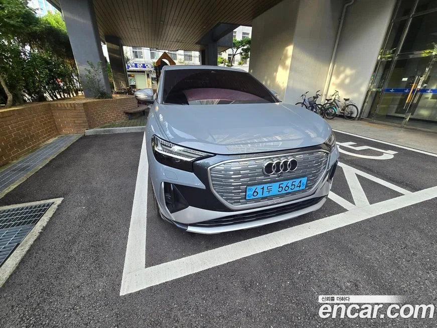Audi Q4 e-tron — фото 1