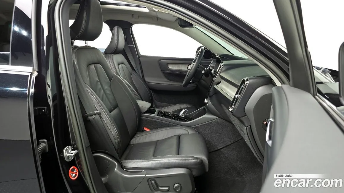 Volvo XC40 — фото 10