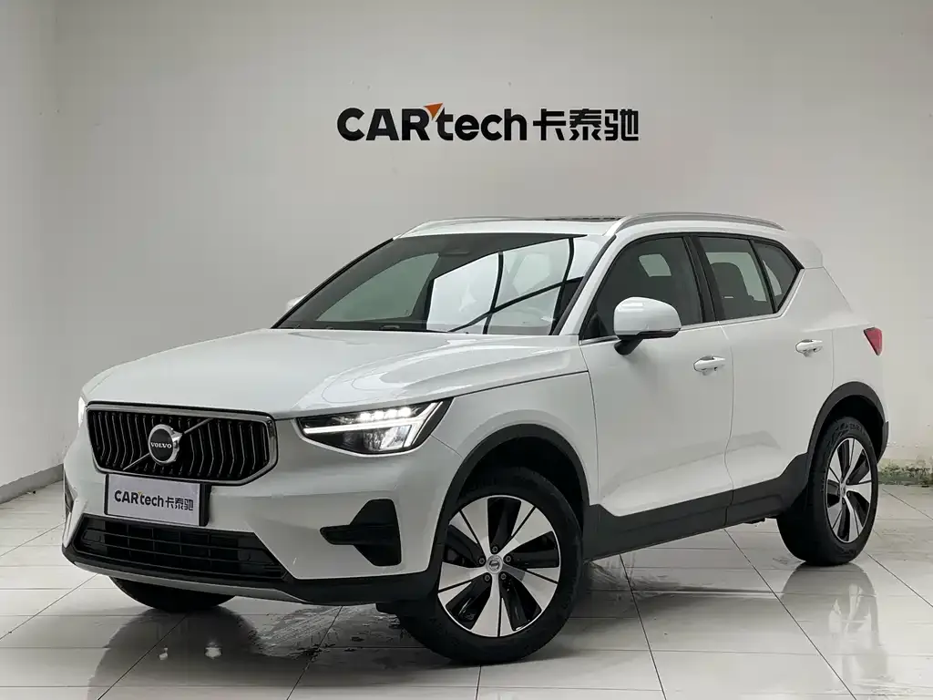 Volvo XC40 — фото 1