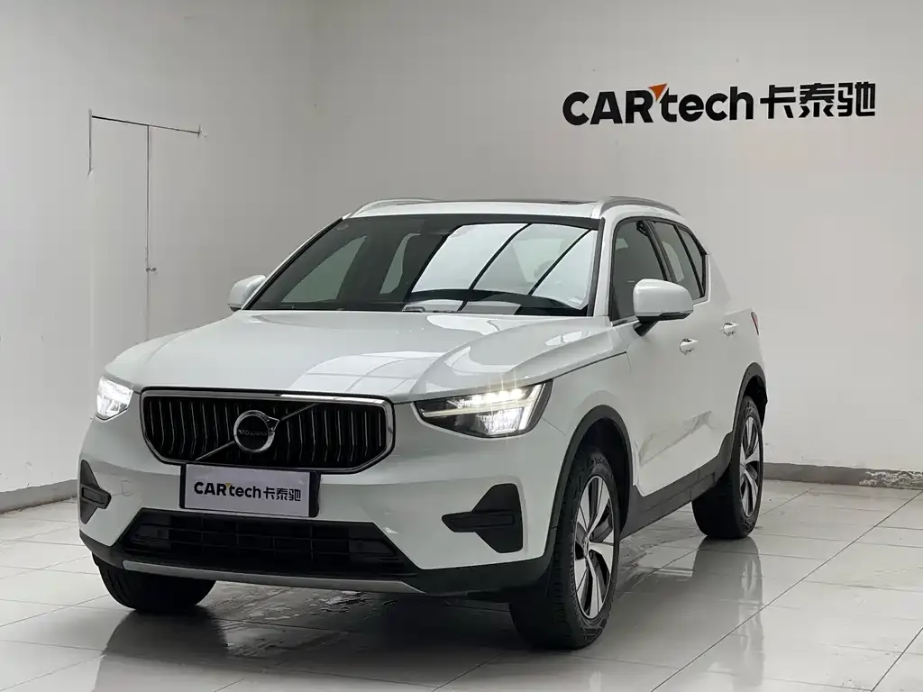 Volvo XC40 — фото 10